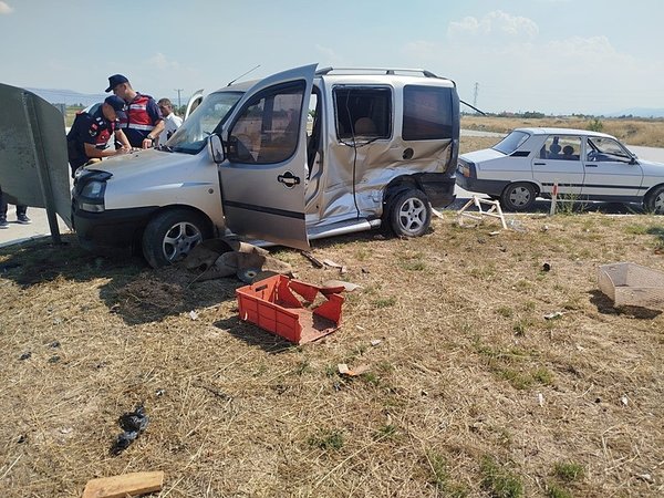 Denizli’de kavşakta çarpışan iki araç hurdaya döndü! 5 yaralı var