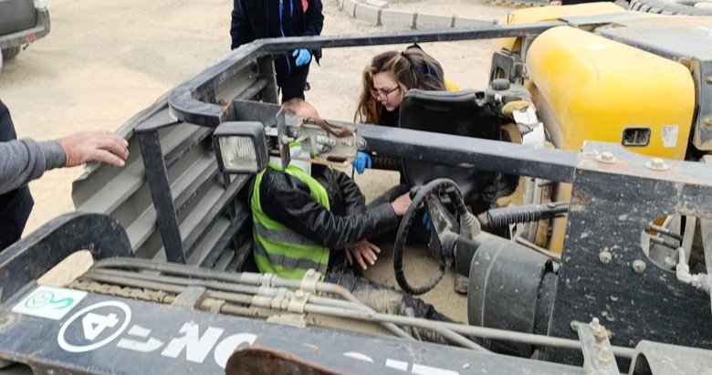 Parke taşı taşıyan forklift devrildi: 1 yaralı