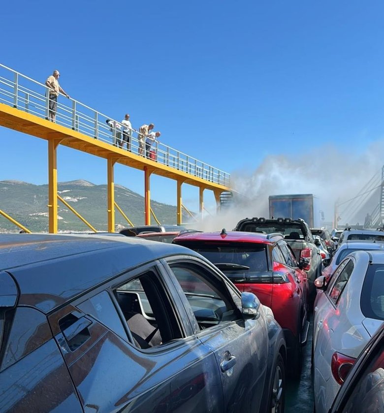 Yangın çıkan feribotta can pazarı: 200 yolcu tahliye edildi