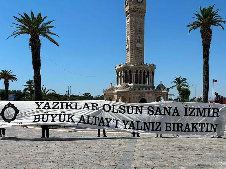 izmirin-dort-bir-yaninda-altay-pankarti-yaziklar-olsun-sana-izmir-buyuk-altayi-yalniz-biraktin-1785750672344.jpeg
