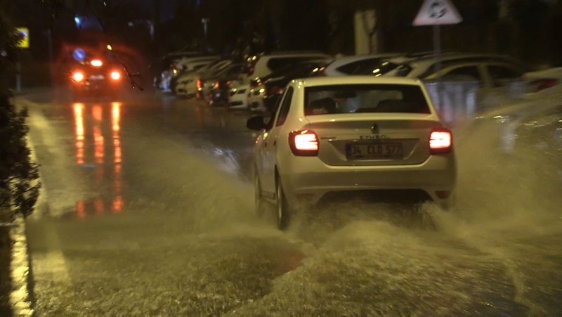İzmir’i sağanak ve fırtına vurdu: Caddeler göle döndü