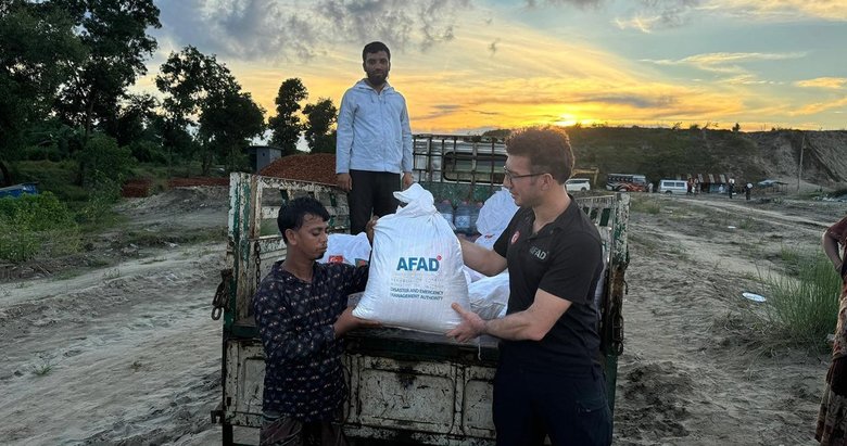 Türkiye’den Bangladeş’e 20 bin paket yardım dağıtıldı