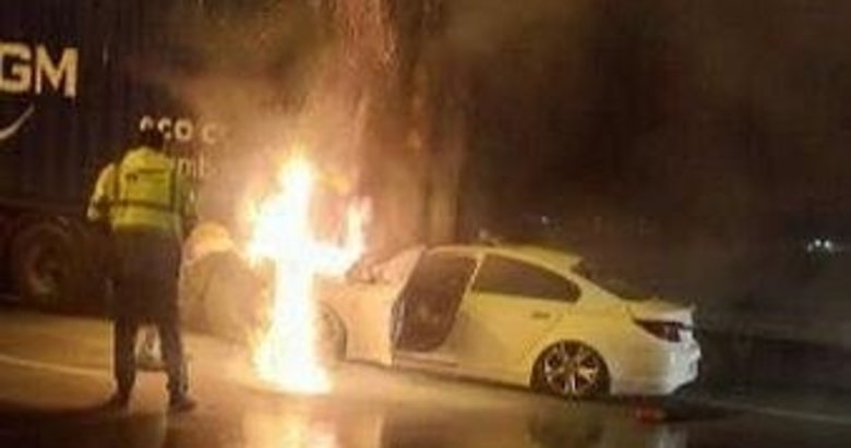 İzmir’de TIR’a çarpan otomobilin sürücüsü yanarak can verdi