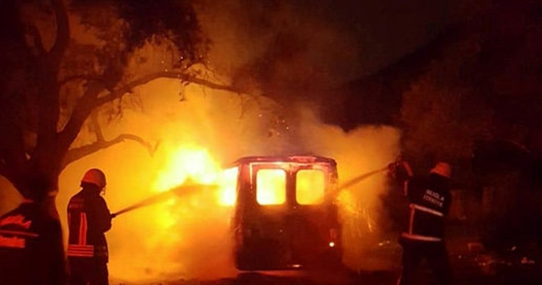 Muğla’da minibüs alev alev yandı