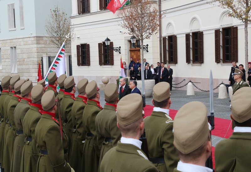 Cumhurbaşkanı Erdoğan, Macaristan’da resmi törenle karşılandı