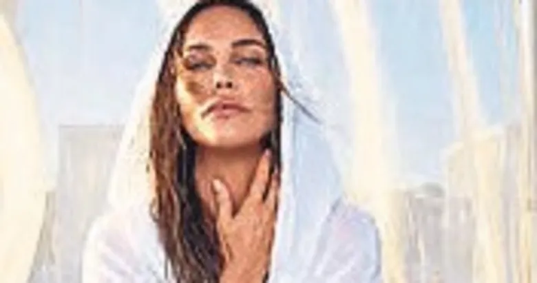 Hülya Avşar’dan ‘mobil çekim’ şarkı