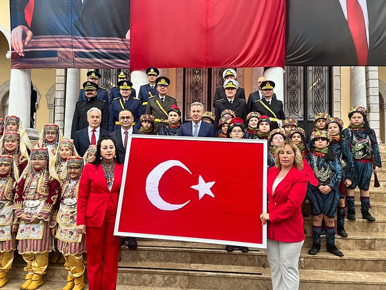 izmirde-cumhuriyet-bayrami-coskusu-tum-sehri-sardi-izmir-manisa-aydin-usak-ve-denizlide-cumhuriyet-gururu-yasa-1793187946615.png