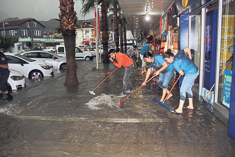 Her yer fırtına yağmur