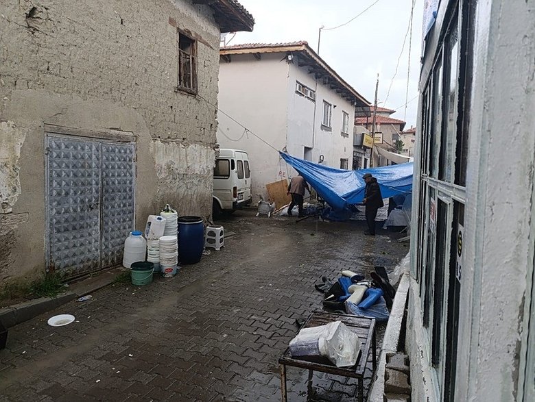 manisada-saganak-ve-dolu-hayati-felc-etti-catilar-uctu-bahceler-zarar-gordu-1778761336794.jpeg