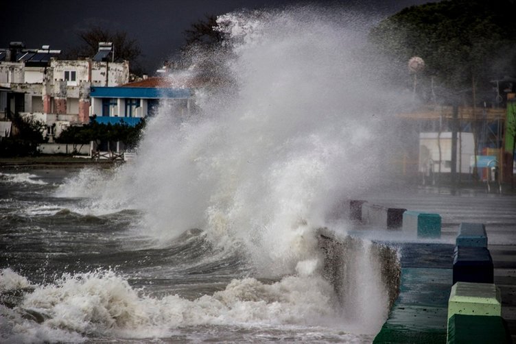 Kuzey Ege’de lodos hayatı felç etti
