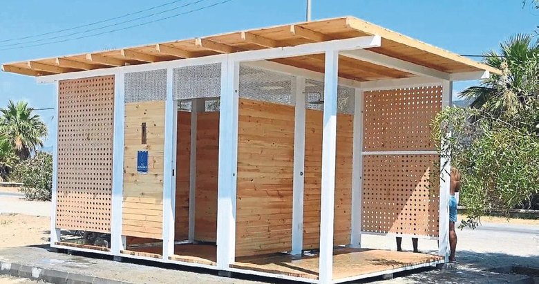 Kuşadası plajında duş kabinleri de ücretsiz