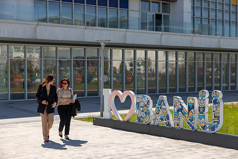 kizina-destek-olmak-icin-universite-sinavina-girdi-okul-arkadasi-oldu-istanbuldan-balikesire-uzanan-anne-kizin-1780477832759.png