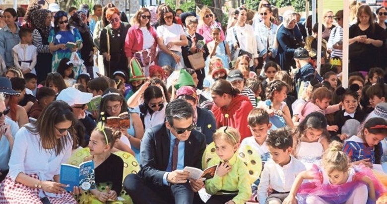 Kitap kahramanlarını canlandıran öğrenciler takas yaptı