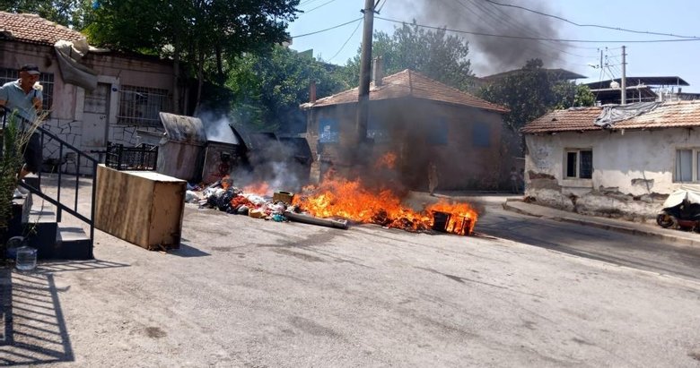 İzmir’de günlerdir toplanmayan çöpler alev aldı