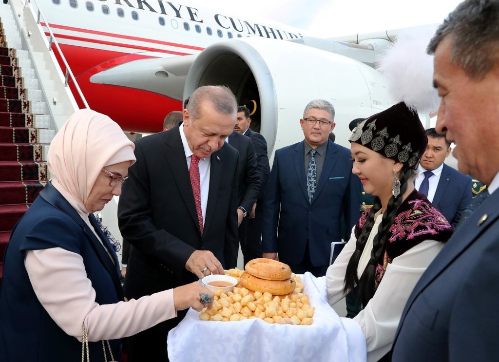 Başkan Erdoğan Kırgızistan’da resmi törenle karşılandı