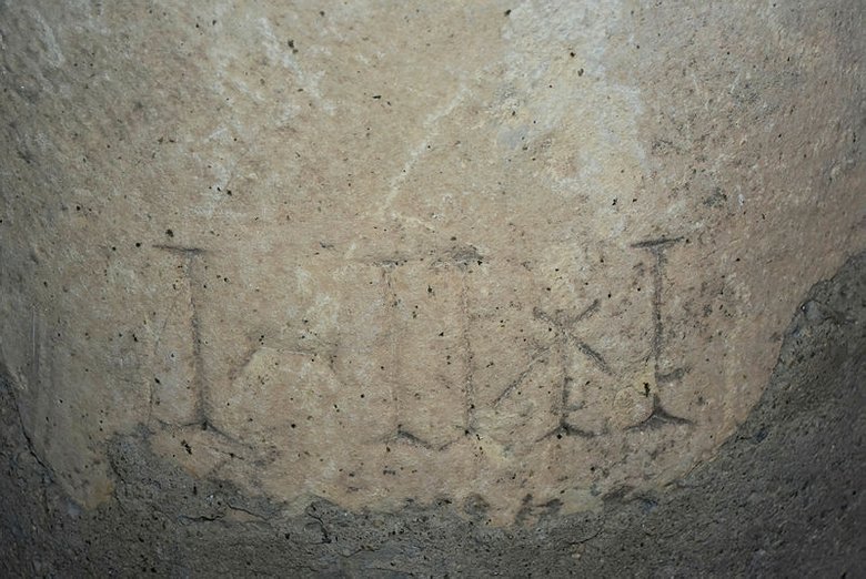 Aydın’da 25 yıldır kahvehane masası olarak kullanılan taş, 2 bin yıllık yön tabelası çıktı