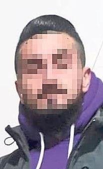 Eşini ve oğlunu üzerlerine kolonya dökerek yaktı