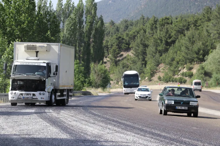 Denizli’de sıcak hava asfaltı eritti! Sürücülere kritik uyarı!