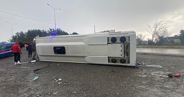 İzmir’de futbolcuları taşıyan midibüs devrildi! Yaralılar var