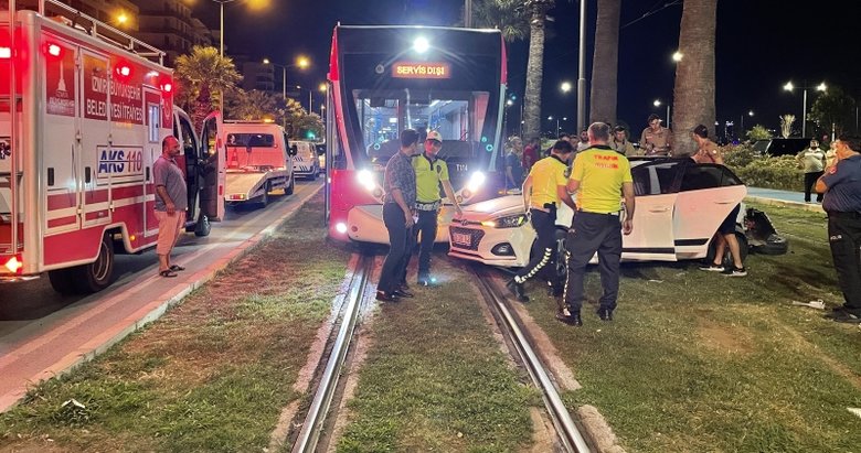 İzmir’de faciadan dönüldü! Otomobil tramvay hattına uçtu
