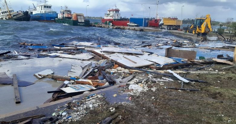 İzmir’deki fırtına tekneyi parçaladı