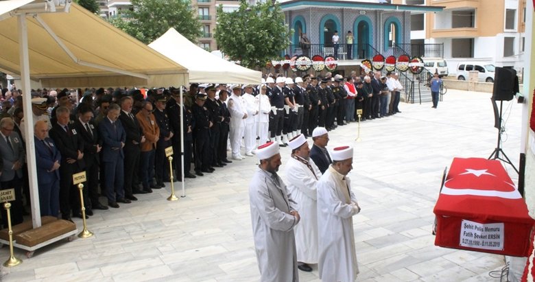 Trafik kazasında şehit olan polisin cenazesi İzmir’de defnedildi