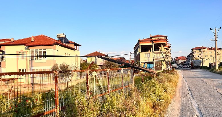 Manisa’da panik anlar! Tır kablolara takıldı: Direkler devrildi