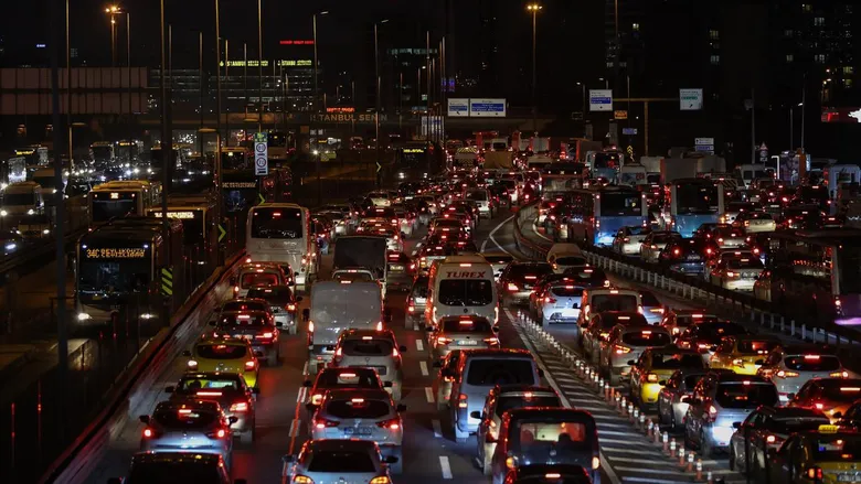 cuma-aksami-trafik-var-mi-istanbulda-trafik-yogun-mu-istanbulun-hangi-bolgelerinde-trafik-var-iste-guzergahlar-1792162577410.png