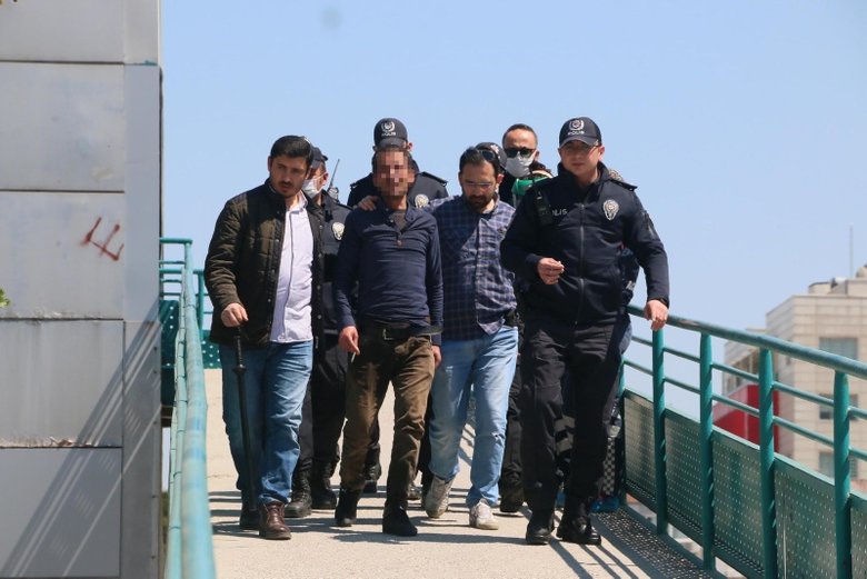 Manisa’da korku dolu anlar! Elinde bıçakla çıktığı üst geçitte...