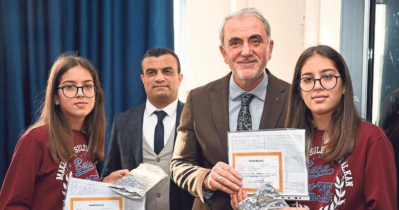 Bu okulda ikiz karne mutluluğu yaşanıyor