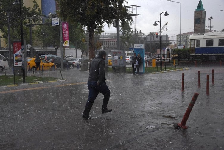 İzmir’de sağanak ve fırtına uyarısı! Kuvvetli lodos bekleniyor!