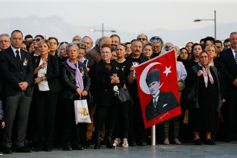 İzmir’de 10 Kasım Atatürk’ü anma töreni düzenlendi