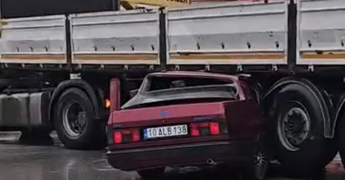 Manisa'da korkutan kaza! Otomobil tırın altına ok gibi saplandı