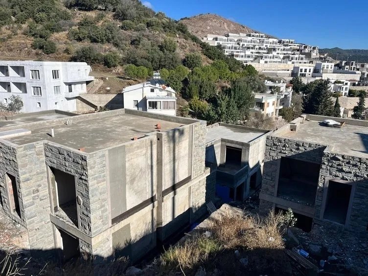 Şarkıcı Suavi Bodrum’daki arsasında kesilen her ağaç için para cezası ödeyecek