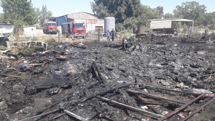 İzmir Çiğli’de, otluk alanda başlayan yangın iş yerine sıçradı