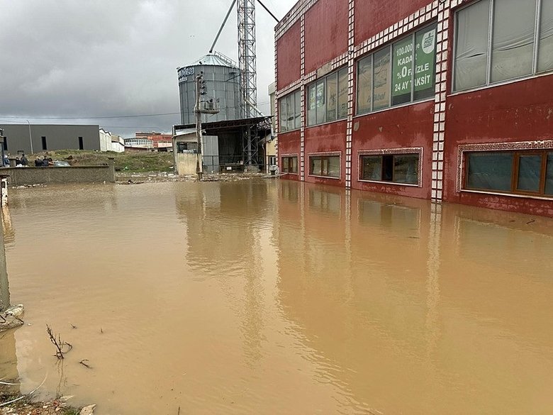 Uşak’ta dere taştı: İş yerlerine kadar ulaştı