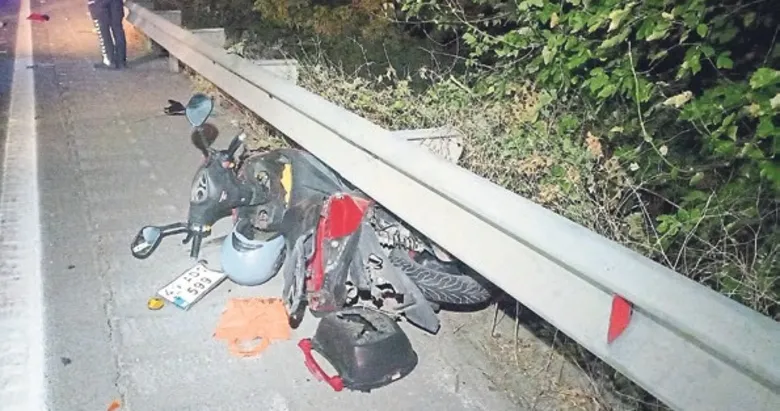Kaza yapan motosikletli bariyerlere sıkıştı