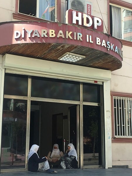 Oğlu HDP’liler tarafından kaçırılan Hacire Akar oturma eylemi yapıyor