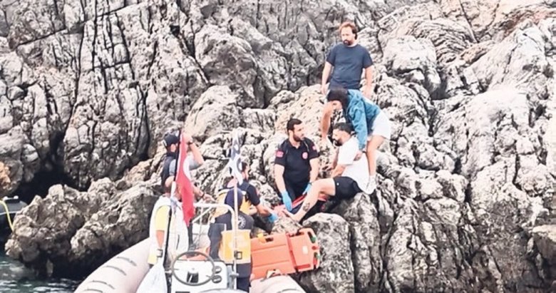 Kayalıklara çarpan bottaki 4 kişiye hızlı müdahale