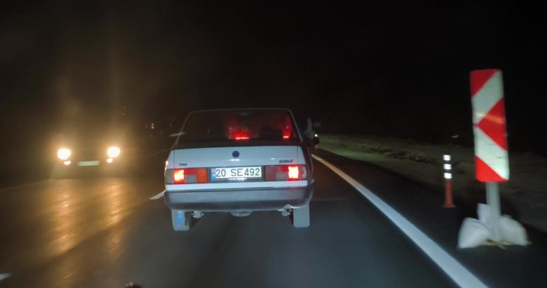 Ön koltuktaki yolcu ayağını camdan çıkardı, cezayı sürücü yedi