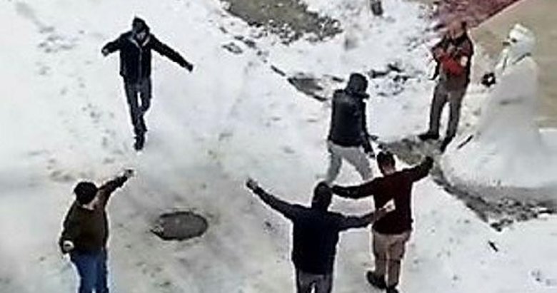 Denizli’de kötü havada işleri durma noktasına gelen esnaf karı eğlenceye çevirdi