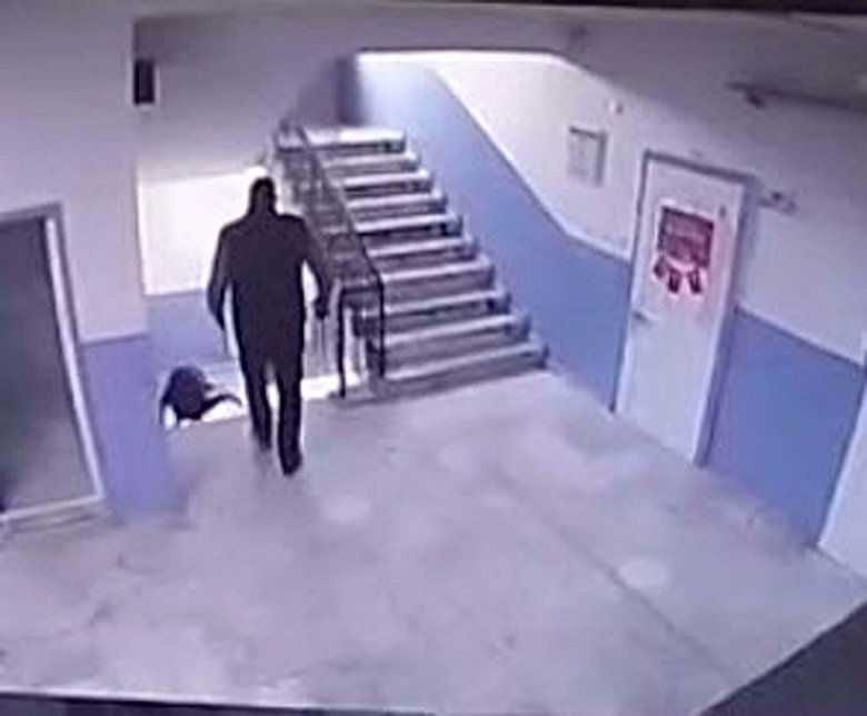 Manisa’da acımasız okul müdürü otizmli öğrenciyi merdivenden itti!