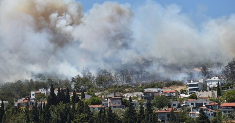 İzmir'de Çeşme ve Urla'da orman yangını: 120 ev tahliye edildi - İzmir Haberleri