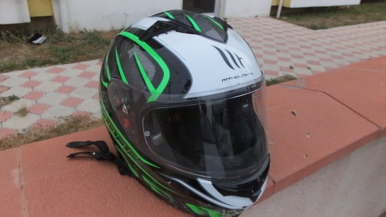 Balıkesir’de feci kaza! Motosiklet sürücüsünü kaskı kurtardı