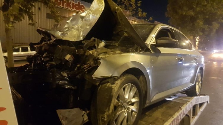 İzmir’de otomobil, park halindeki TIR’a çarptı: 4 yaralı