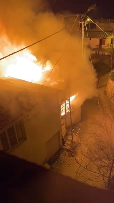 Balıkesir’deki yangında iki minik kardeş sarılarak can verdi