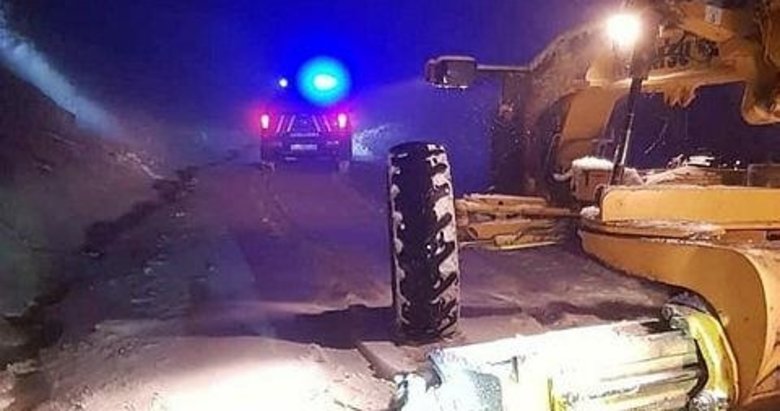 Aniden bastıran kar yağışında köy yolunda mahsur kaldılar