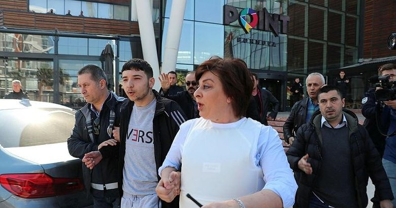 Avm De Pompali Tufekle Ates Acti Kadin Emniyet Muduru Ikna Etti Izmir Haberleri