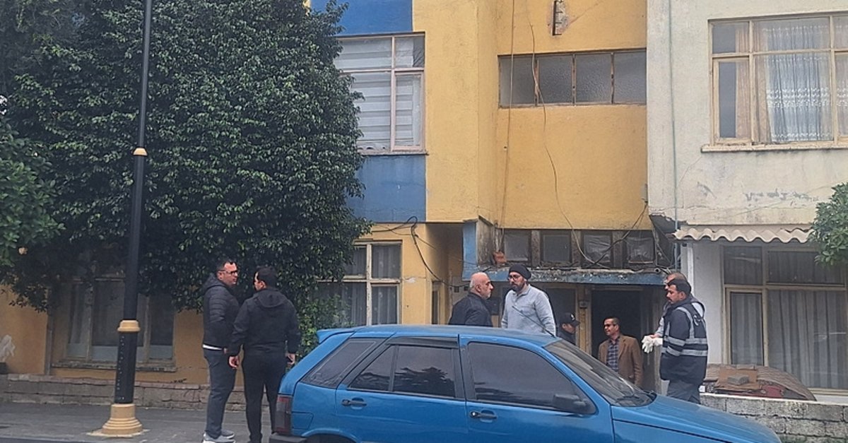 Antalya'da tüyler ürperten olay! Eşini ve kızını boğazlarını bıçakla keserek öldürdü