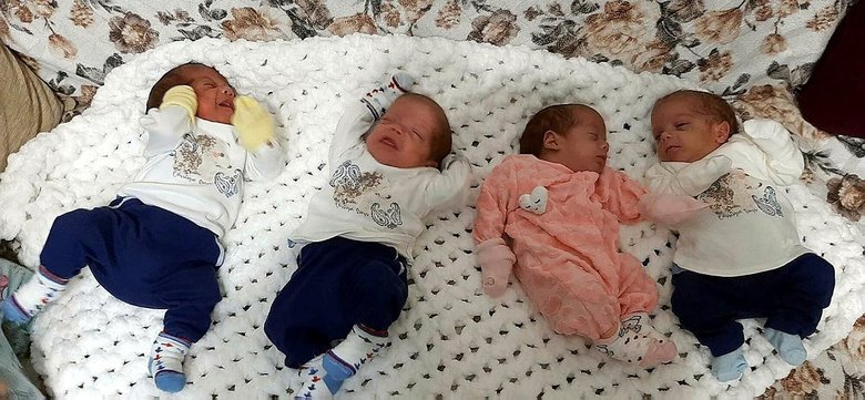 7 yıl çocuk özlemi çeken çift, yeni yılı dördüzleri ile karşıladı